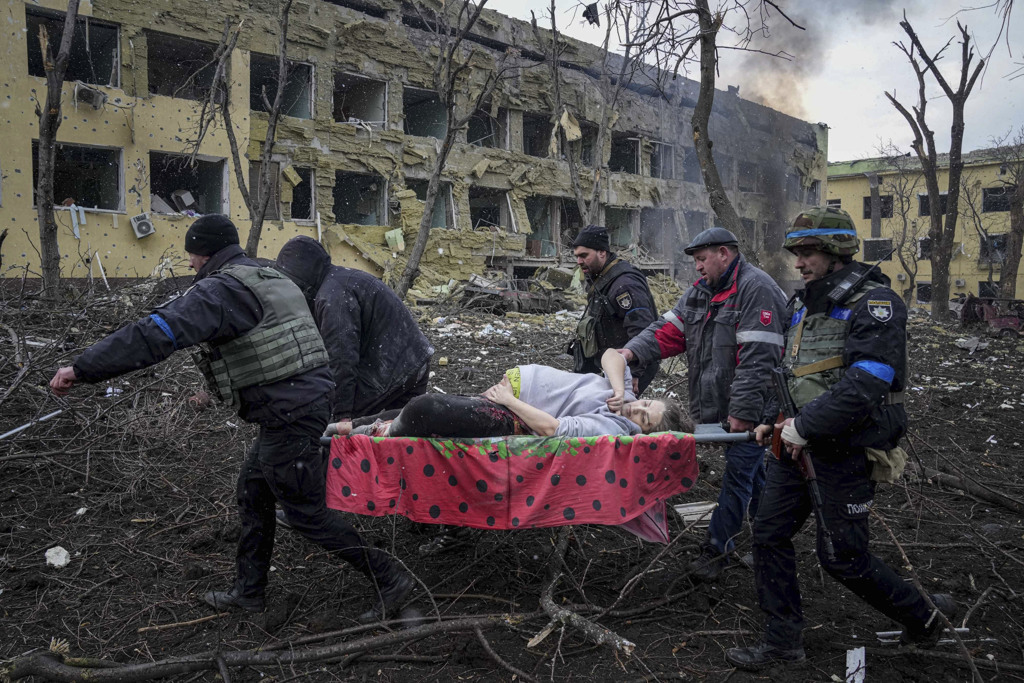 乌克兰摄影记者马洛列卡（Evgeniy Maloletka）3月9日拍下马立波一间妇幼医院被轰炸。（图/ 美联社）(photo:ChinaTimes)