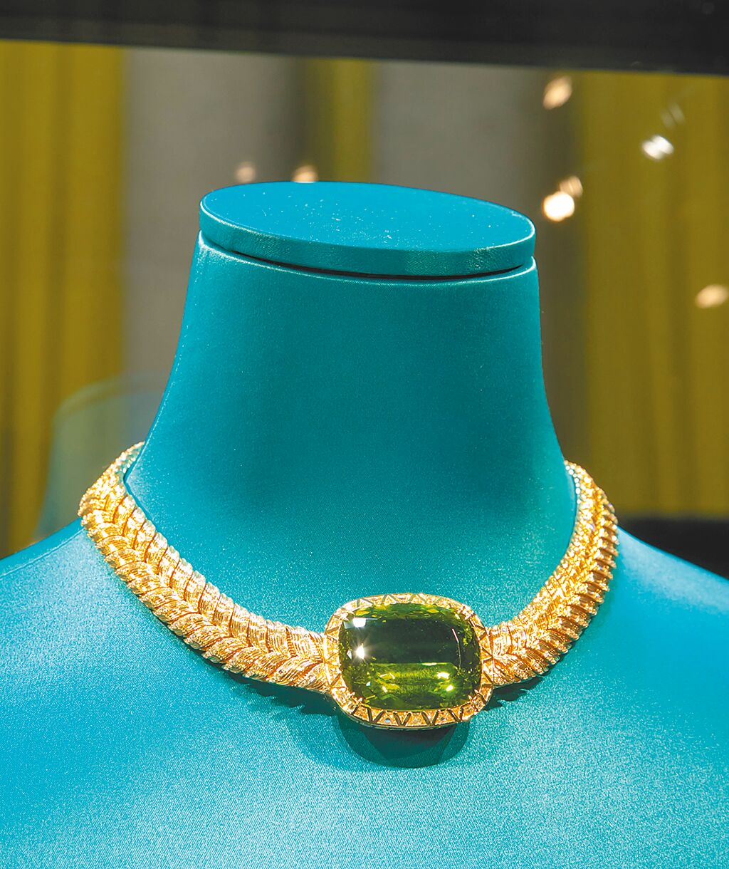 Swing主題，黃金項鍊鑲嵌橄欖石、紅碧璽、鑽石與琺瑯，1805萬元。（Gucci提供）