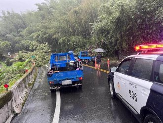 軒嵐諾颱風夜 嘉義3警徒手移除阿里山公路大落石