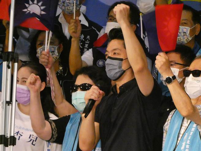 台北市長選戰短兵相接，國民黨台北市長參選人蔣萬安10月15日將舉辦淡水河右岸運動嘉年華活動，直搗綠營票倉的萬華、大同、士林、北投4區，預計號召5000人從萬華出發，以慢跑或騎自行車形式，由南往北沿淡水河右岸縱走。（周志豪攝）