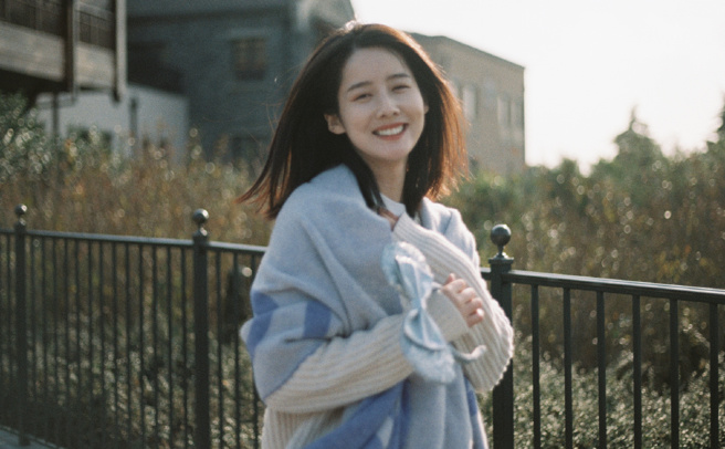 景如洋为直播第一美女，被星爷相中后展开星途。(图/景如洋 微博)