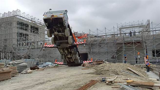 高雄市路科一家公司的厂房二期新建工程日前施工，当时业者吊挂800公斤冷水管时，疑似因操作员操作吊臂移动速度过快导致车体失衡倾斜，幸无发生人员伤亡。（摘自脸书记者爆料网／林瑞益高雄传真）