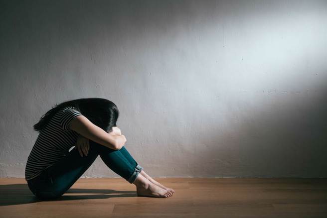 雙魚座、射手座、雙子座很害怕孤單寂寞，總是希望有人陪伴。（示意圖／Shutterstock）