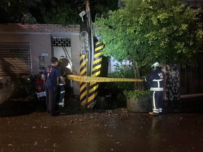 中山北路七段一处电线杆遭强风吹断。（翻摄画面）