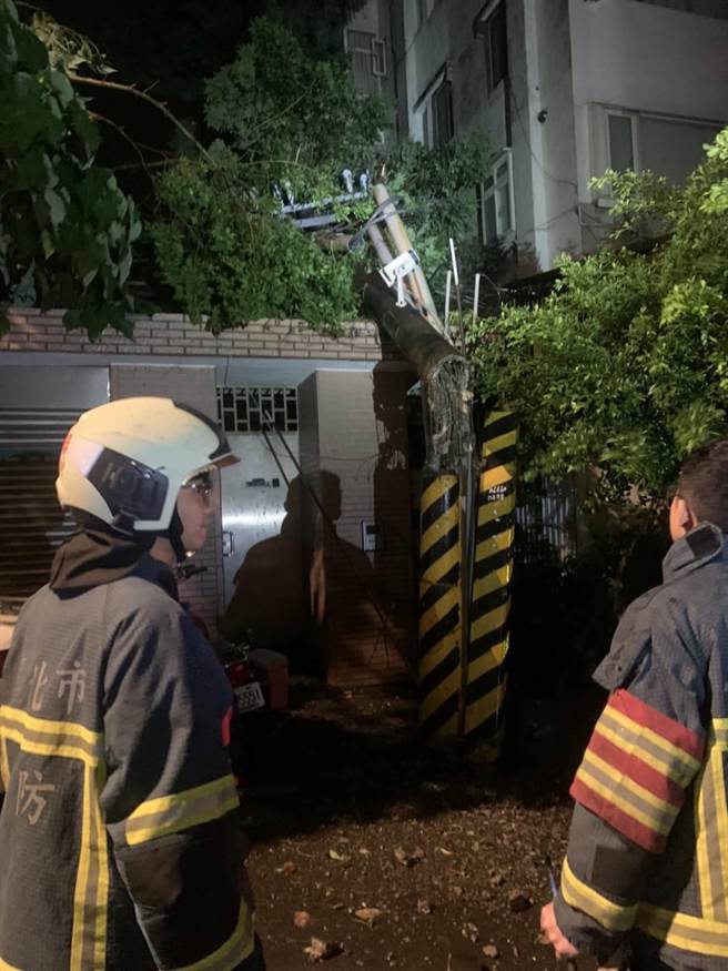 强风吹断电线杆并未造成灾害。（翻摄画面）