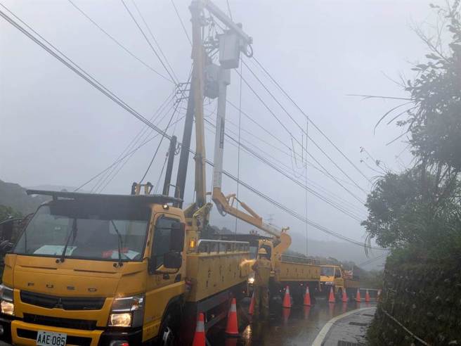 轩岚诺颱风来袭，全台一度有逾4万户停电；此为台电人员全力抢修画面。（台电提供／陈彩玲基隆传真）