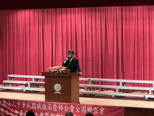 民進黨台北市長參選人陳時中上午合體蔡英文總統出席職能治療師全聯會創會20週年紀念學術研討會。（黃婉婷攝）