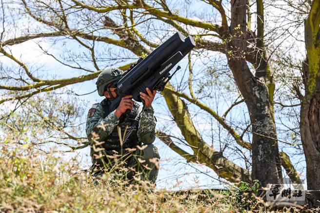 官兵演练使用干扰枪，对不明无人机实施GPS信号干扰及控制。（军闻社记者周升炜摄）