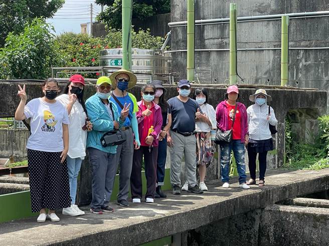 实地踏查「古道水圳」，潭雅神社大导览培训9月开课。(台中市政府提供)