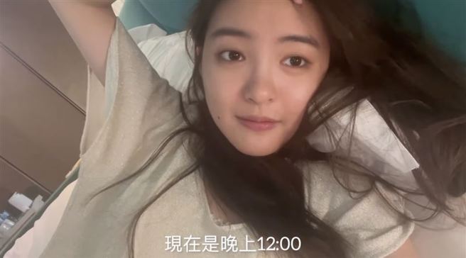 韩菲大方以素顏露面，五官以旧精致漂亮。(图/韩菲 Youtube)