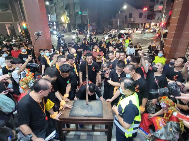 縣城隍爺夜巡突然衝向派出所要帶回殉職警員鬼魂，大批信徒圍觀。（讀者提供／程炳璋台南傳真）