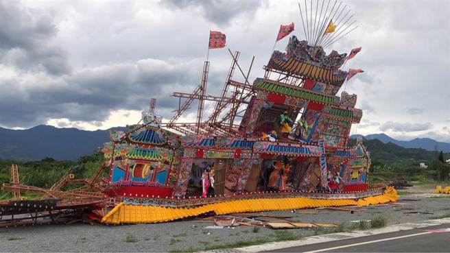 台东市12年1次、由天后宫主办的建醮活动醮坛，因颱风倒塌。（读者提供／蔡旻妤台东传真）
