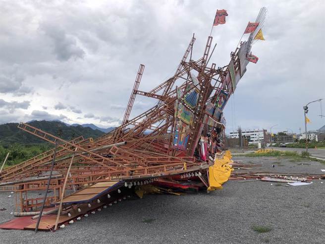 台东市12年1次、由天后宫主办的建醮活动醮坛，因颱风倒塌。（读者提供／蔡旻妤台东传真）
