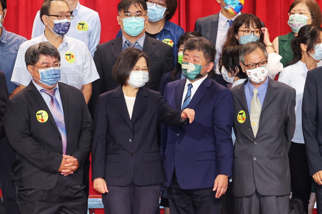 蔡英文总统（前排左二）、民进党台北市长参选人陈时中（前排右二）4日出席职能治疗师全国联合会2022年创会20周年庆祝大会暨会员代表大会。（黄世麒摄）