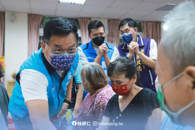 国民党新竹市长参选人林耕仁（左）。（图 / 翻摄自林耕仁脸书）