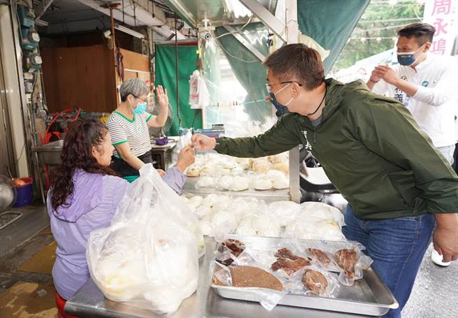 民进党台中市长参选人蔡其昌，今天一早到大雅市场扫街拜票。（陈世宗摄）