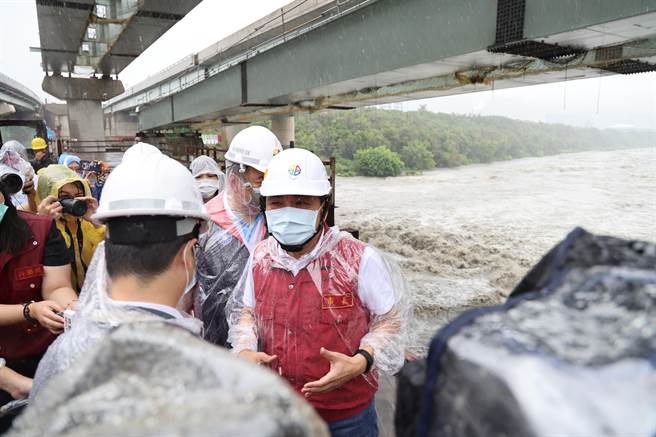 侯友宜视察三莺大桥改建防颱工作，主线道预计农历年前通车。（叶德正摄）