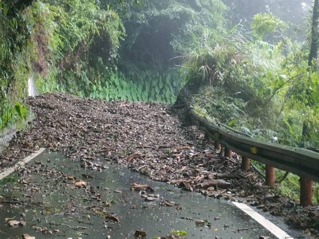 尖石五峰多处土石崩落，图为五峰桃山村大鹿林道落石，预估中午时分可抢通。（桃山村办公室提供／邱立雅竹县传真）