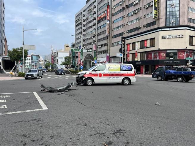 高雄市今日稍早42岁胡姓男子驾驶救护车出勤，正要左转时与对向74岁苏姓老翁驾驶的黑色保时捷轿跑车发生擦撞，造成救护车车头全毁，保时捷则是车门撞凹，详细事故原因正在厘清当中。（翻摄照片／崔正纲高雄传真）