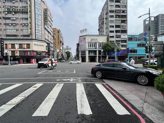 高雄市今日稍早42岁胡姓男子驾驶救护车出勤，正要左转时与对向74岁苏姓老翁驾驶的黑色保时捷轿跑车发生擦撞，造成救护车车头全毁，保时捷则是车门撞凹，详细事故原因正在厘清当中。（翻摄照片／崔正纲高雄传真）