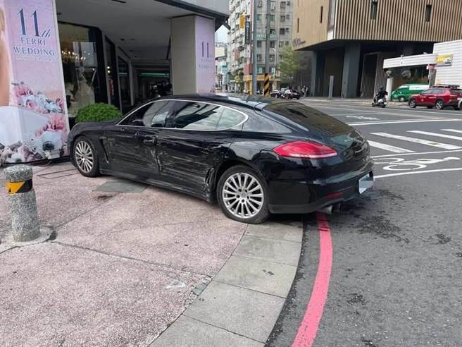 高雄市今日稍早42岁胡姓男子驾驶救护车出勤，正要左转时与对向74岁苏姓老翁驾驶的黑色保时捷轿跑车发生擦撞，造成救护车车头全毁，保时捷则是车门撞凹。（翻摄照片／崔正纲高雄传真）