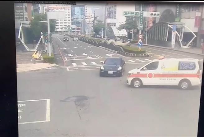 高雄市今日稍早42岁胡姓男子驾驶救护车出勤，正要左转时与对向74岁苏姓老翁驾驶的黑色保时捷轿跑车发生擦撞，造成救护车车头全毁，保时捷则是车门撞凹，详细事故原因正在厘清当中。（翻摄照片／崔正纲高雄传真）
