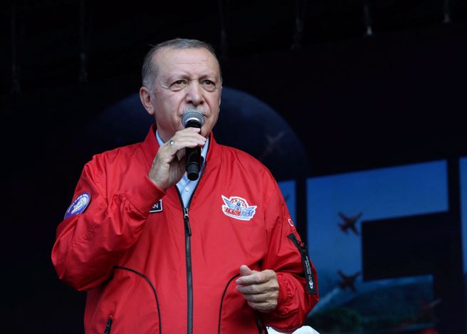 土耳其总统艾尔段（Tayyip Erdogan）在萨姆松卡桑巴机场举办的航空、航天和技术节 Teknofest Black Sea 上致词。（路透社）