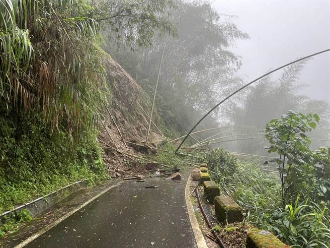 阿里山乡达邦往十字巴沙那产业道路4K及5.5K等处，有落石坍方。（竹崎分局提供／廖素慧嘉县传真）