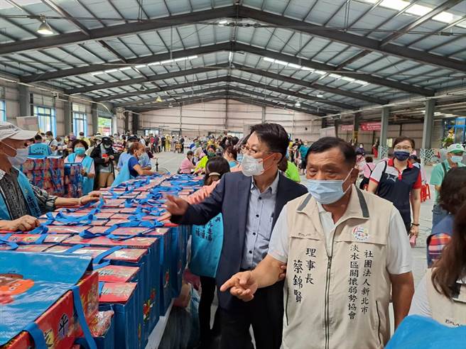 淡水区关怀弱势协会一年三节都会邀请淡水、三芝、石门、八里等区的弱势家庭参加送爱心活动，协会4日扩大举办中秋送爱心活动，并致赠2倍的民生物资和关怀金。(新北市社会局提供)