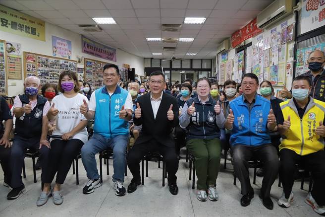 林耕仁（左三）今天上午与议长许修睿（中）等到花园新城街的明湖福德祠祈福团拜，再到明湖社区发展协会参加中秋庆团圆活动。（林耕仁提供／陈育贤新竹传真）