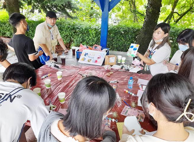 2022高中成长营活动，透过活动设计，让成员可直接跟各行各业代表桌长互动，分享及讨论工作真实样貌。（北台中家扶中心提供）