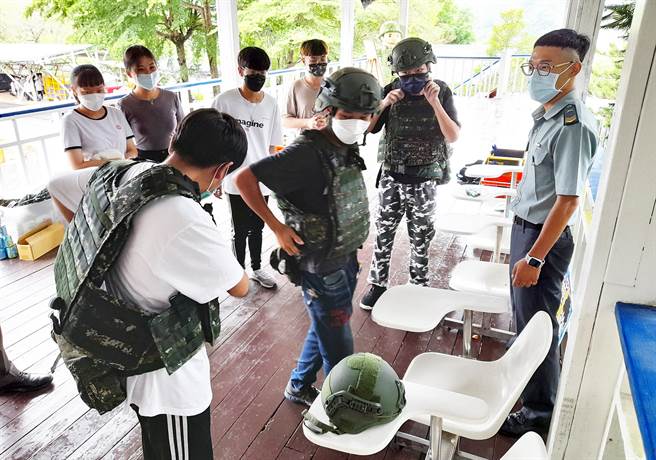 北台中家扶中心2022高中成长营活动，职业咖啡馆─英雄联盟装备换装体验。（北台中家扶中心提供）