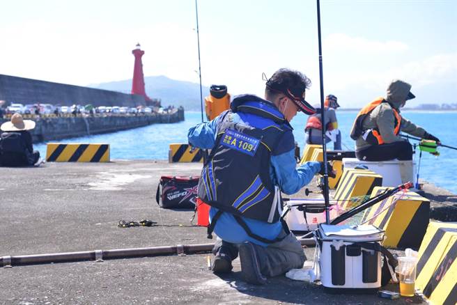 花莲港务分公司今年1月起，每周六、日免费开放港区内全长1.8公里东防波堤提供垂钓，截至8月底，平均每月吸引超过1千人次前往垂钓，较往年收费时期提升28％，盼藉此有效提升民眾从事亲海休閒活动的意愿。（花莲港务分公司提供／罗亦晽花莲传真）