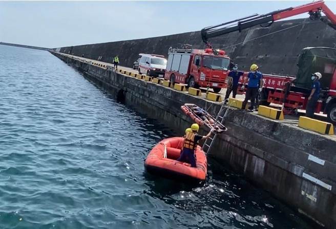 花莲港务分公司今年1月起，每周六、日免费开放港区内东防波堤提供垂钓，不仅委外保全负责维安、钓团管理清洁，还进行「钓客作钓时昏迷」及「钓客昏迷落海施救」等联合救生演练，维持即时救援的管道畅通。（花莲港务分公司提供／罗亦晽花莲传真）