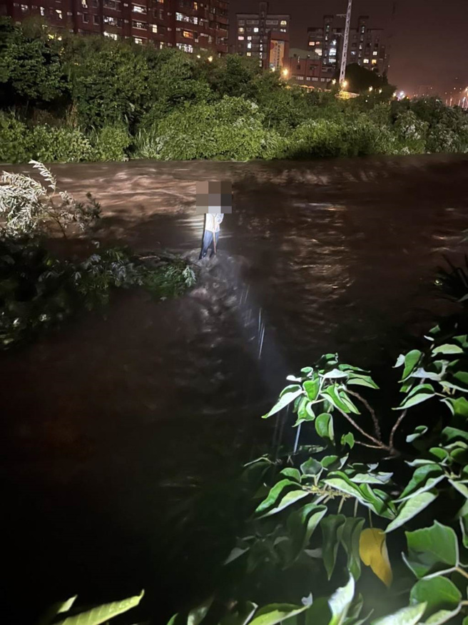 失联移工阮姓男子受困河道中。（民眾提供）