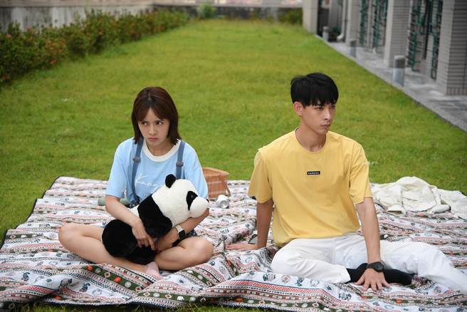 连晨翔、大元剧中一起过生日。（三立提供）