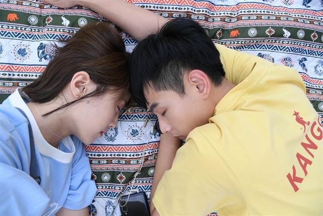 连晨翔、大元剧中一起过生日。（三立提供）