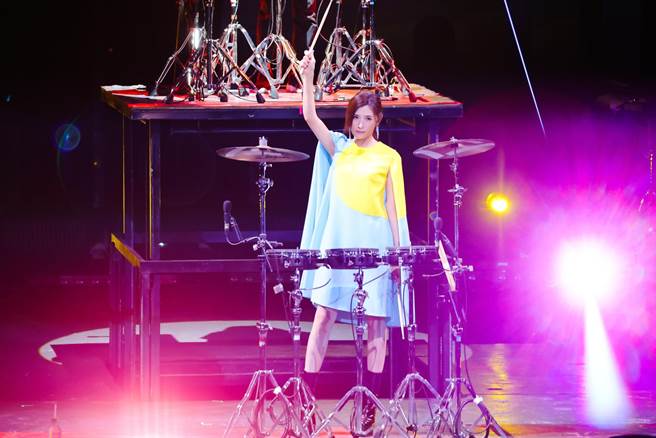 苏慧伦向鼓鼓拜师学艺秀鼓技。（相信音乐提供）