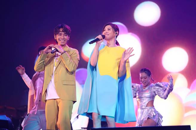 苏慧伦为给歌迷惊喜在台上solo秀鼓技。（相信音乐提供）