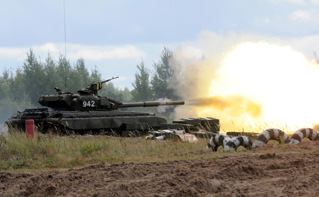 乌克兰T-64坦克开火的资料照。（达志影像/Shutterstock）