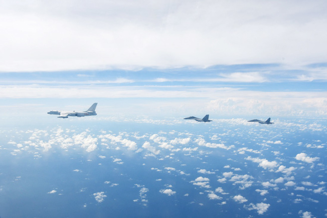 8月中国大陆解放军军机跨越台湾海峡中线多达300架次。图为8月7日解放军东部战区战机编队飞行（资料照／新华社）