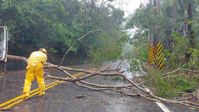 宜兰县4日凌晨起多处传出停电灾情，其中以礁溪乡、五结乡影响户数最多。（台电宜兰区提供／吴佩蓉宜兰传真）