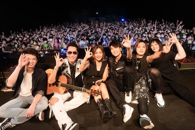 小男孩乐团昨晚在台北 Legacy举办「要义无反顾的奔跑演唱会」。（滚石唱片提供）