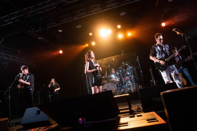 小男孩乐团昨晚在台北 Legacy举办「要义无反顾的奔跑演唱会」。（滚石唱片提供）