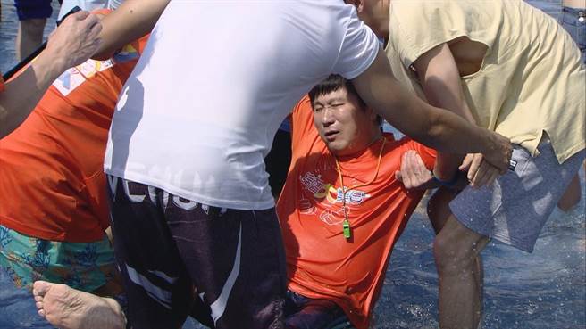 胡瓜落水后，眾人赶紧上前保护。（民视提供）