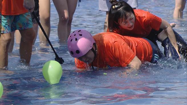 篮篮因力度不够，还得胡瓜正面落水。（民视提供）