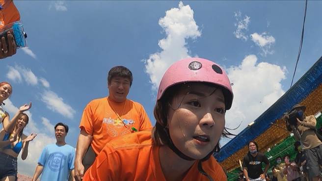 最后，胡瓜与篮篮互换角色。（民视提供）