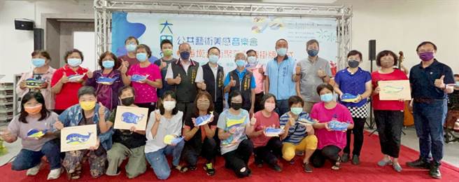 大安区海墘里民展示鲸鱼造型的门牌，让民眾感受公共艺术的造型美感。（台中市政府提供）