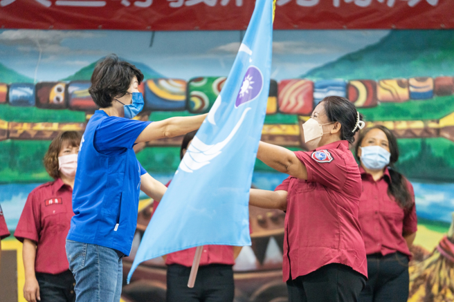 台东县长饶庆铃（左）亲自为义消授旗。（图 / 翻摄自饶庆铃脸书）