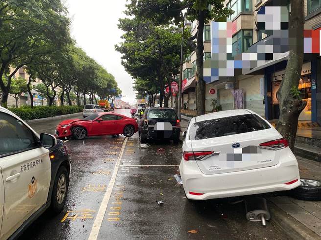 新北市林口区今(4)早有辆自小客车行经忠孝路时，疑似天雨路滑，结果踩油门加速时打滑，直接失控撞向停在路边停车格的3部汽车。(林口警分局提供)